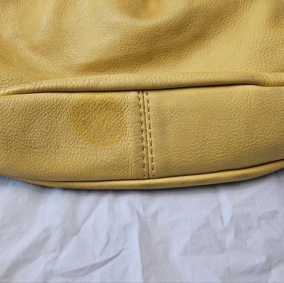 Marc by Marc Jacob Yellow Classic Hobo Leather Hand Bag. - Picture 14 of 17